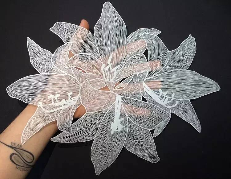 她就靠一张白纸，火遍了全世界！