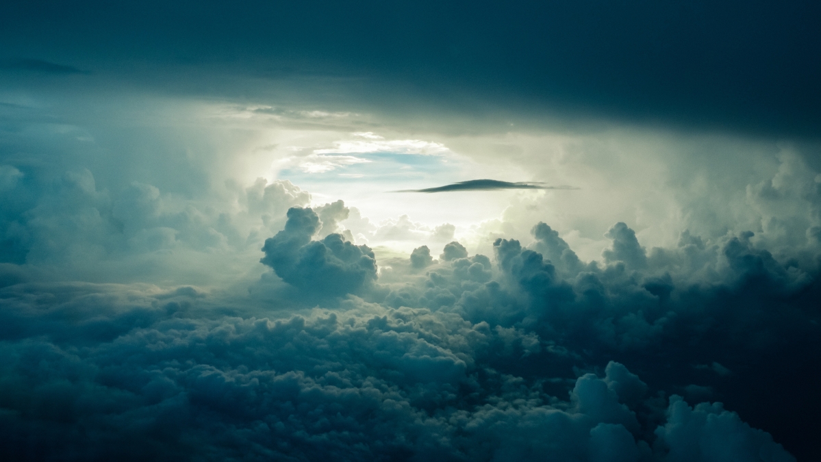 天空之韵，云舞阳光与黑暗交织，超高清4K风景壁纸下载（4474x2517）