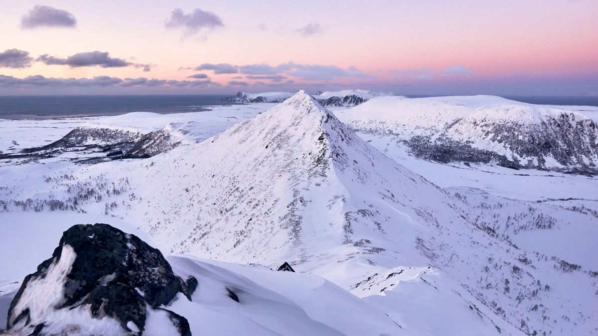 黄昏雪山岭绝美4K风景壁纸，高清大图4000x2249，一键下载