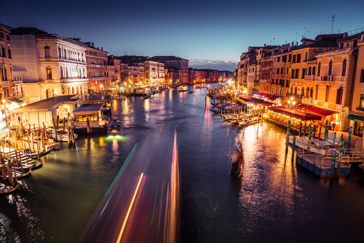 威尼斯大运河夜景，绝美4K高清壁纸，4000x2666分辨率，风景如画等你来下载