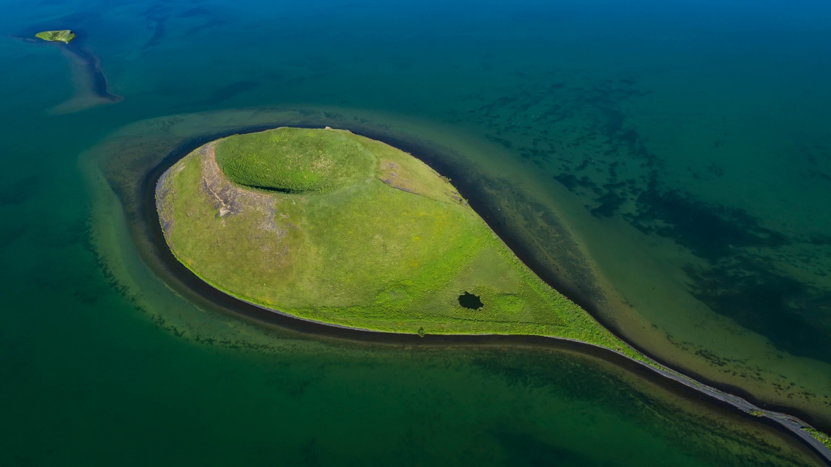 微软Windows 10专属，海岸鸟瞰绝美4K风景壁纸，高清3840x2160分辨率，一键下载！