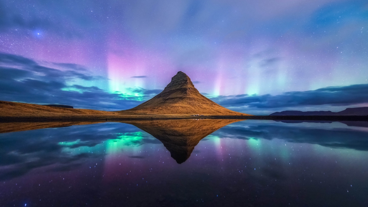 微软Windows 10专享，夜晚星空山水倒影绝美4K壁纸，高清3840x2160，一键下载！
