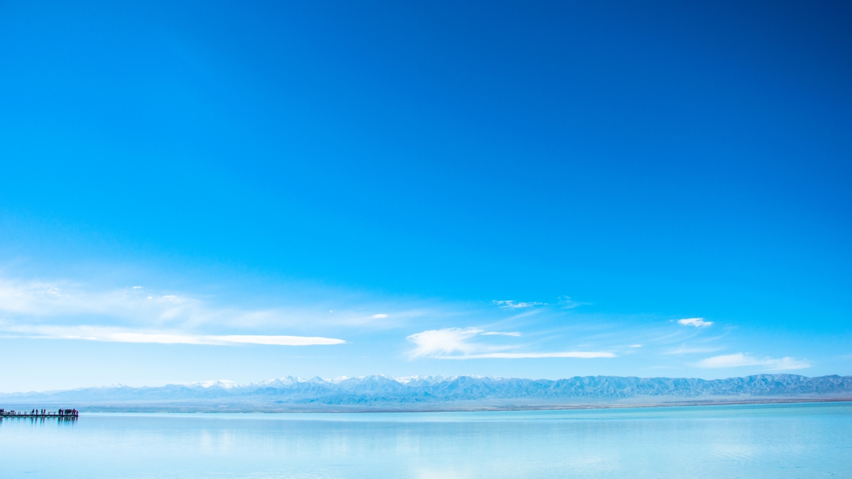 青海湖蓝天白云美景，4K高清壁纸，3840x2160分辨率，畅享自然风光！