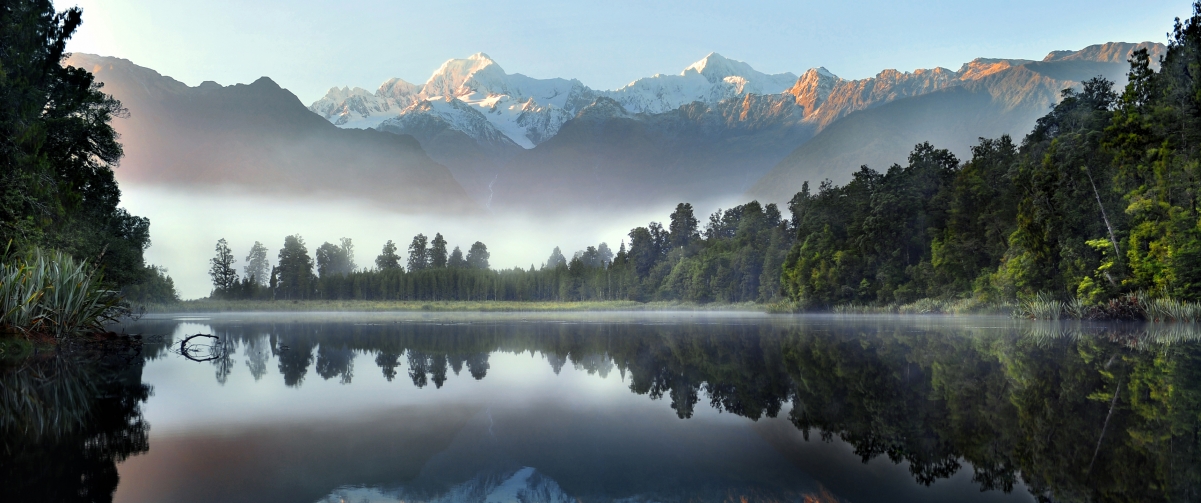 绝美湖山景色，3440x1440高清4K壁纸，雪山与湖水共绘自然画卷，一键下载！