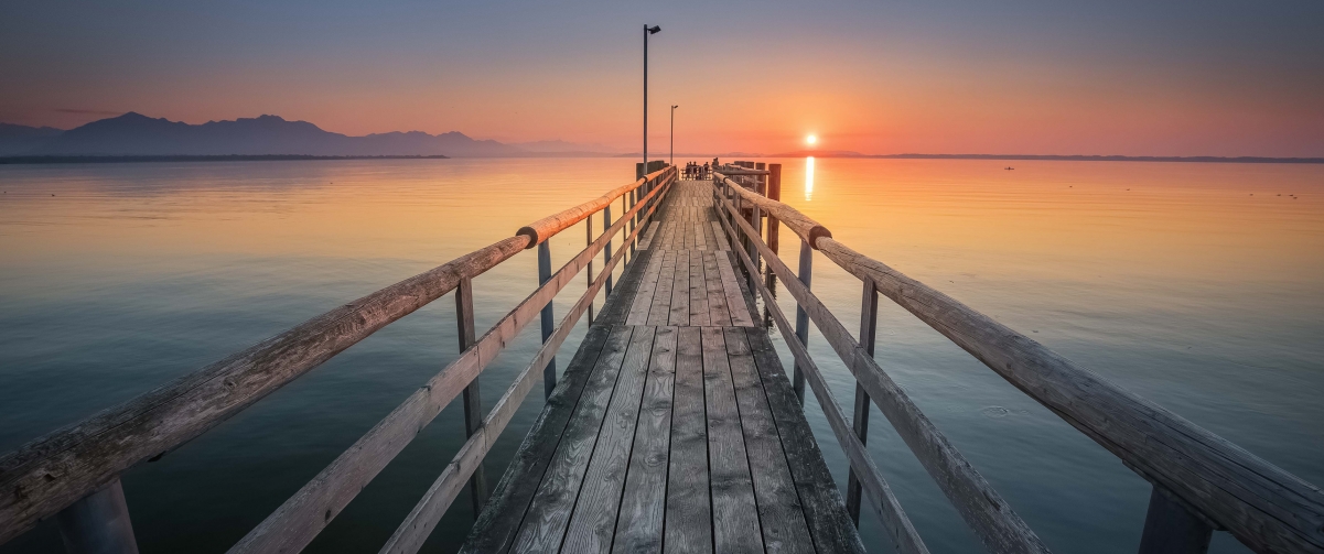 唯美夕阳木道栈，4K高清风景壁纸，3440x1440分辨率，畅享自然之美！