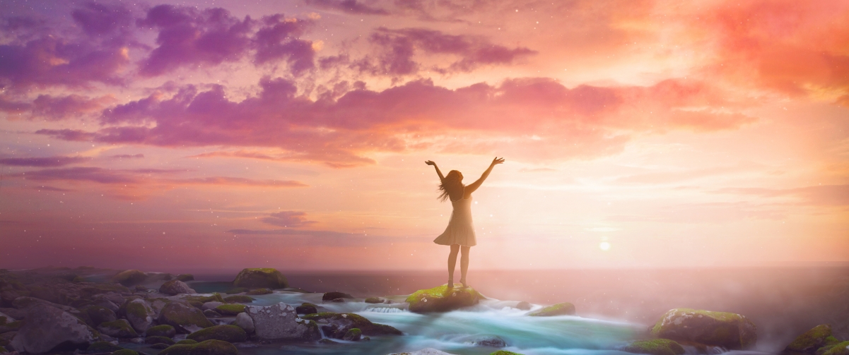 唯美海边日出，女子双臂高扬，3440x1440高清4K壁纸免费下载