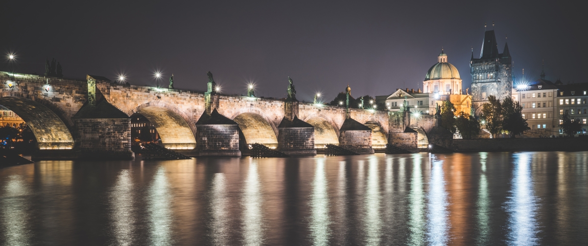 查尔斯桥夜景高清4K壁纸，绝美风景，3440x1440分辨率，一键下载