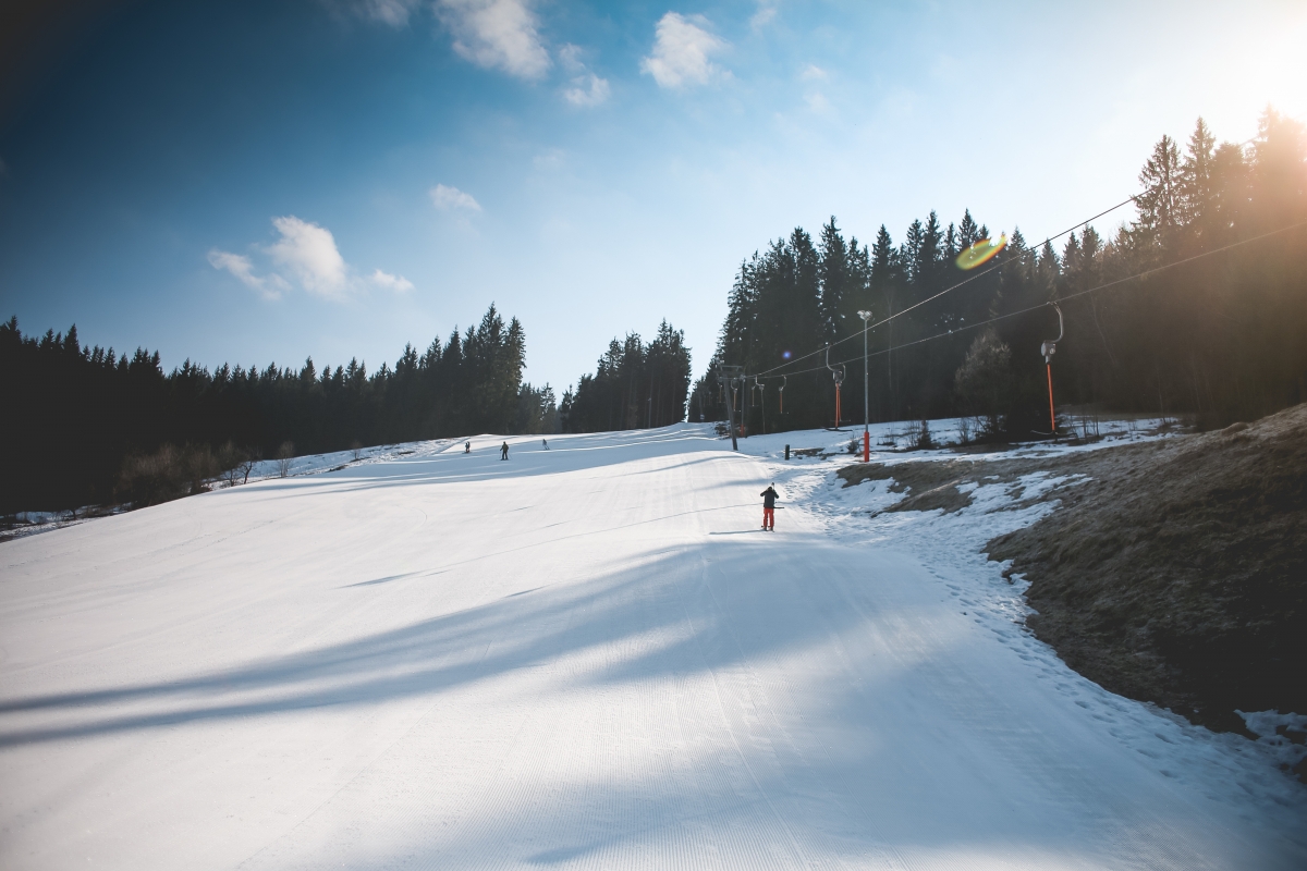 滑雪坡晴日美景，超高清4K风景壁纸，细腻画质，尽享自然之美！4000x2667分辨率，一键下载，装点你的屏幕！