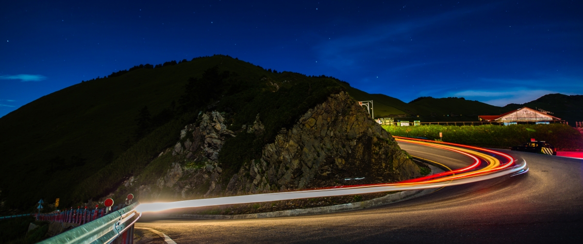 夜晚公路高清4K风景壁纸，绝美景色，3440x1440分辨率，一键下载！