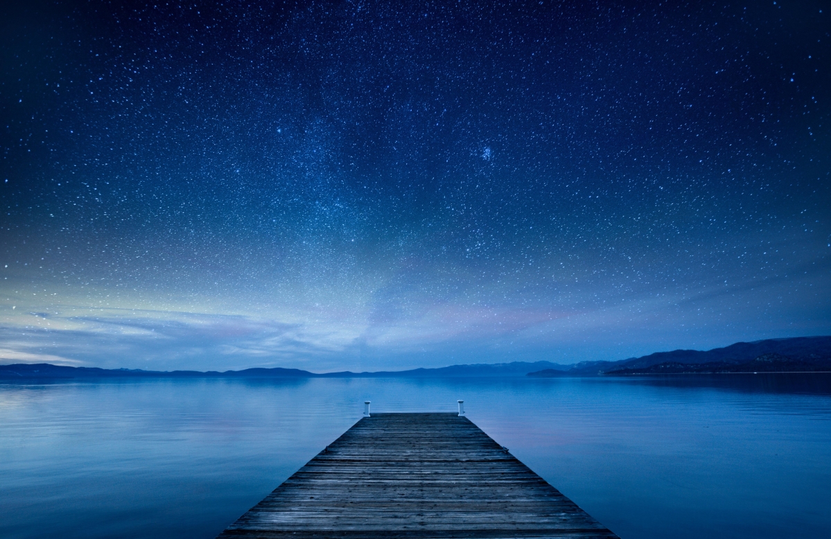 夜晚湖畔码头星空美景，高清5K壁纸，领略璀璨星辰，4K画质细腻呈现，5451x3530超高清下载