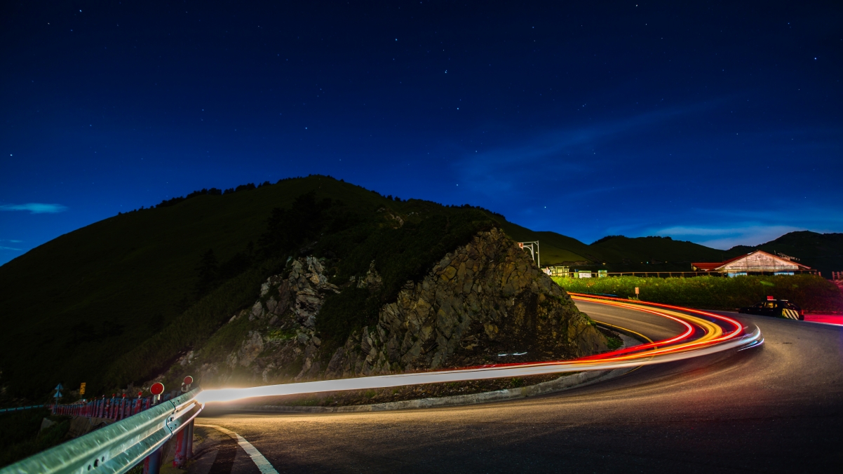 夜间公路星空美景，超高清4K壁纸，3840x2160分辨率，一键下载绝美风景图片