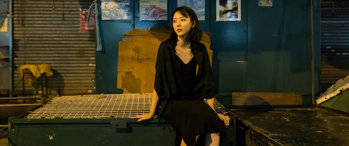 高清美女摄影，穿黑色裙子唯美壁纸，4K超清3440x1440分辨率，一键下载