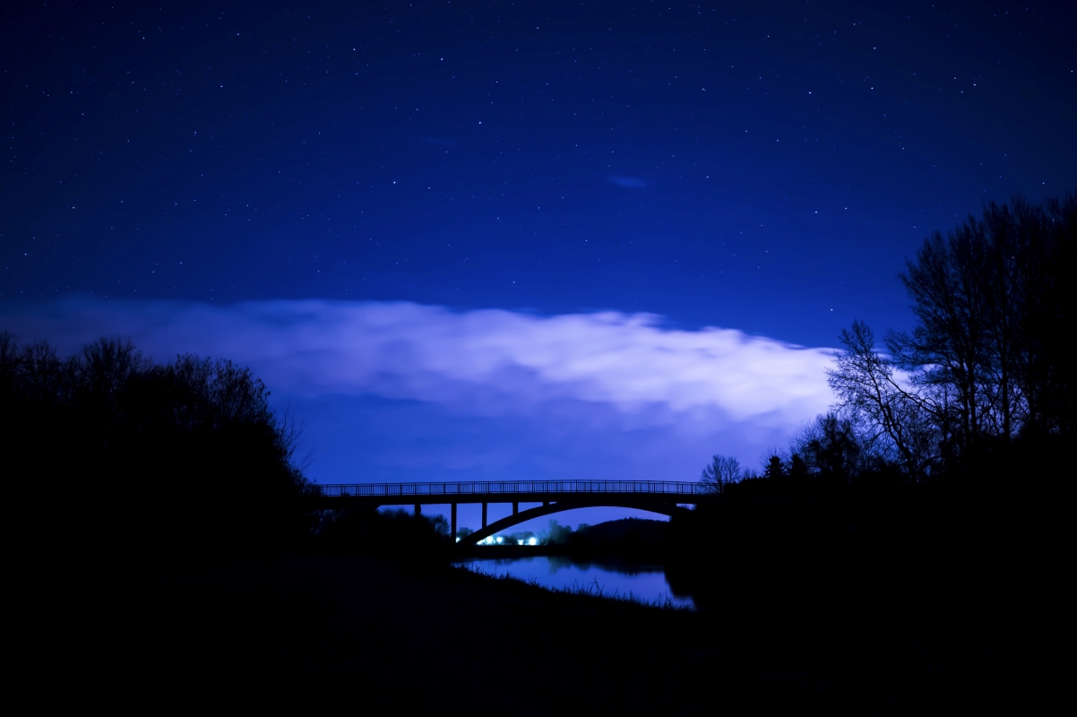 繁星闪烁的夜空，高清云影，5K/4K风景壁纸，暗夜之美，超大尺寸5095x3391免费下载