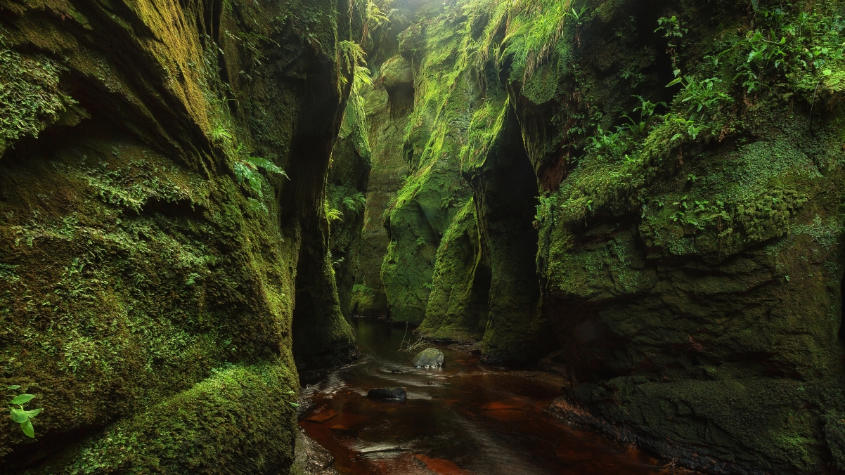 苏格兰山谷河流美景，高清4K自然风景壁纸，3840x2160分辨率，尽享视觉盛宴！