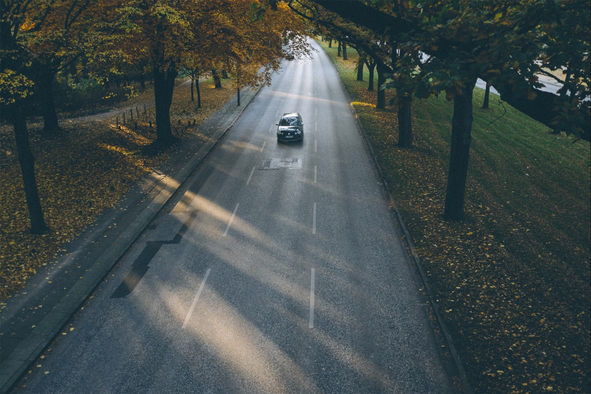 公路驰骋，绝美风光——精选4K高清汽车行驶公路风景壁纸，2048x1366分辨率，一键下载！
