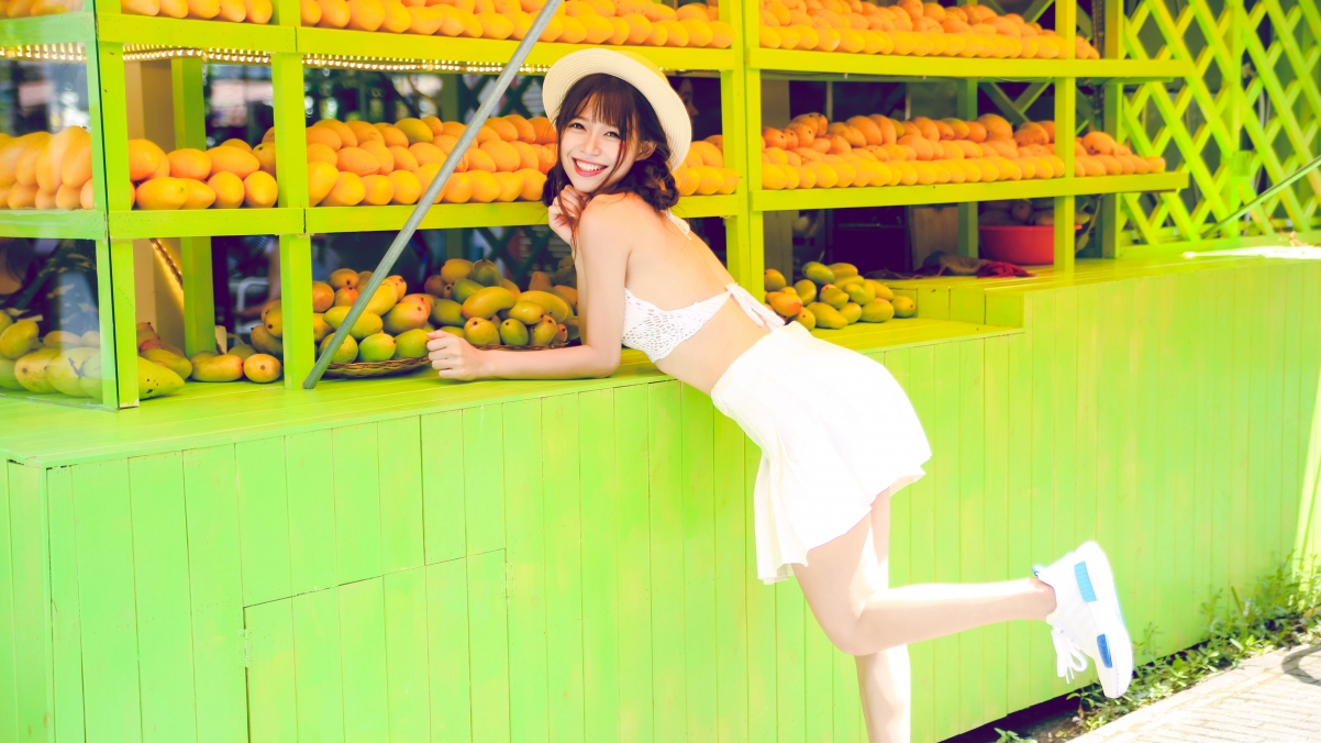 夏日芒果盛宴，可爱美女写真4K超清壁纸，3840x2160高清下载