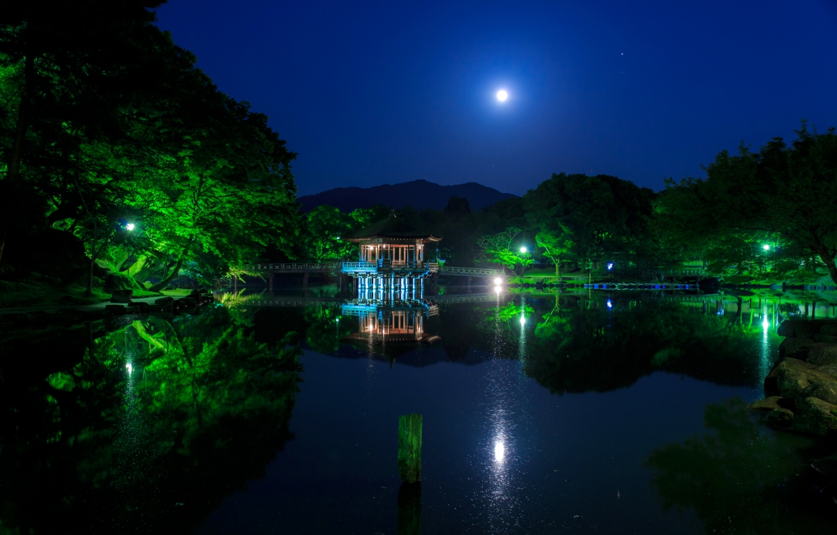 日本公园美景，桥映月影，树影婆娑，灯照池塘，亭子静立——4K高清风景壁纸下载（4000x2560）