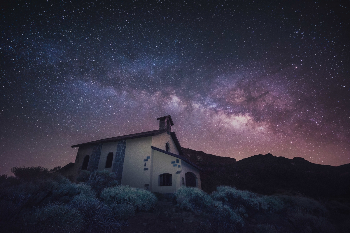 山巅银河映星空，教堂空间梦幻壁纸，高清7K图片下载