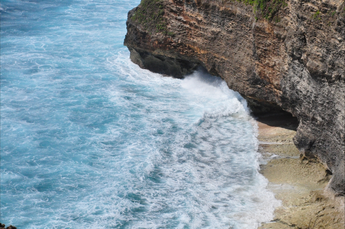 巴厘岛海浪风光，绝美4K高清壁纸，震撼你的视觉体验！(4288x2848分辨率，免费下载)