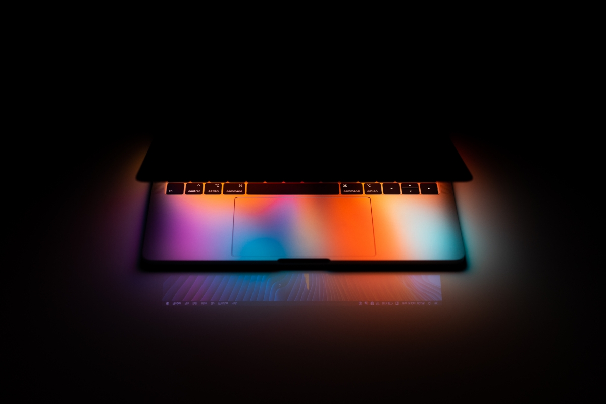 MacBook Pro夜间美景，超清5K图片壁纸，4K背景震撼来袭，5000x3333超高清下载！