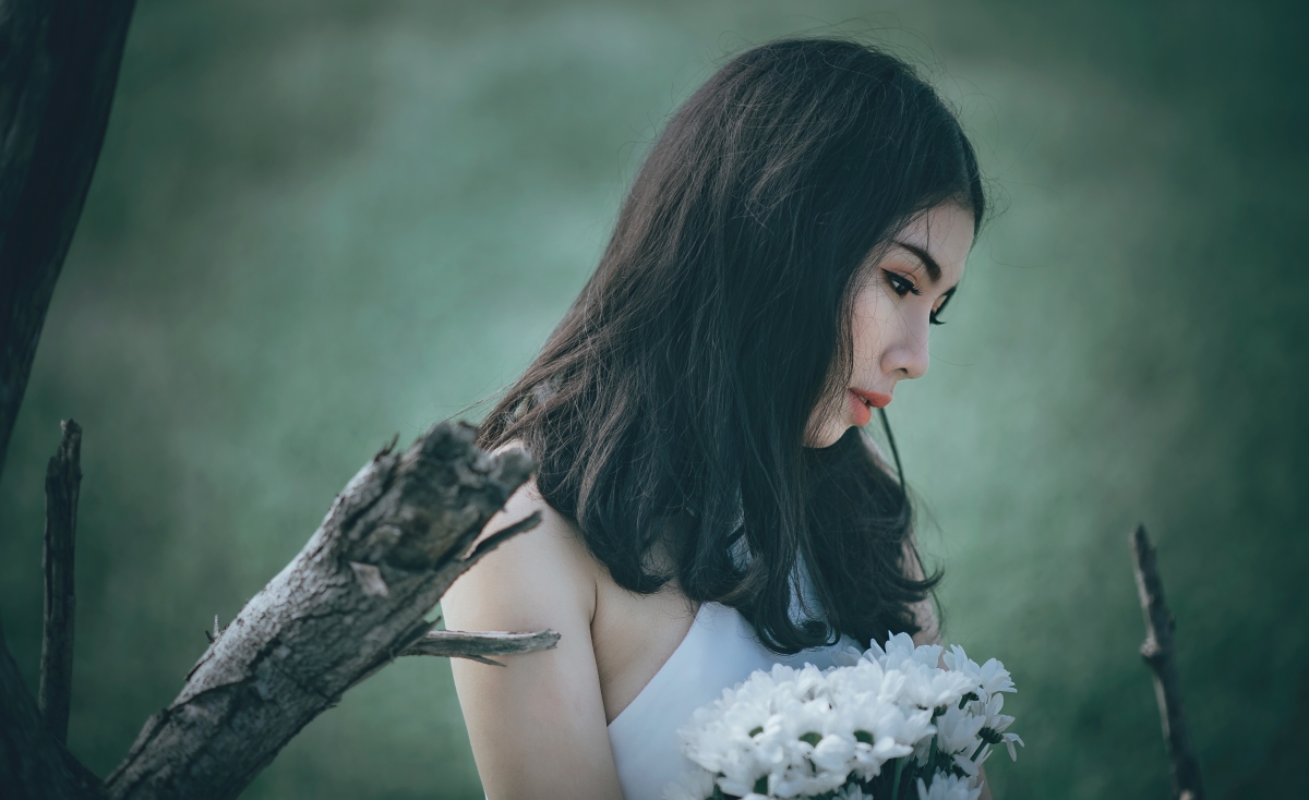 白衣美女垂眸持花，唯美4K壁纸，高清大图下载（4256x2602）