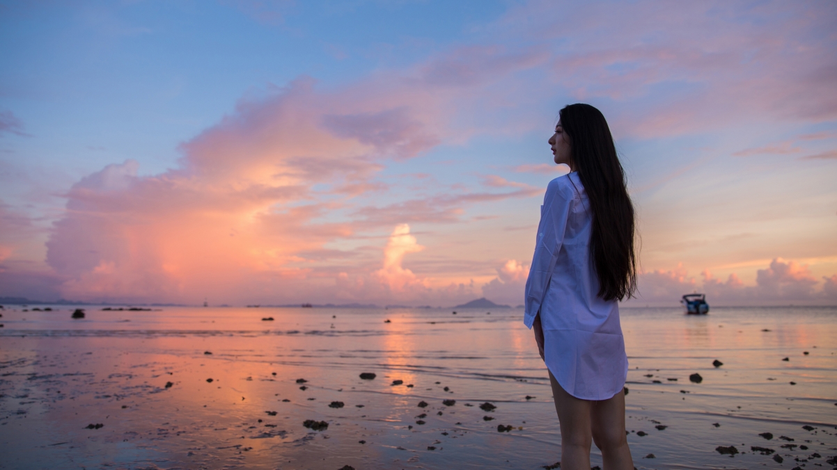 海边热巴绝美倩影，4K超清壁纸，尽享3840x2160高清视觉盛宴，一键下载