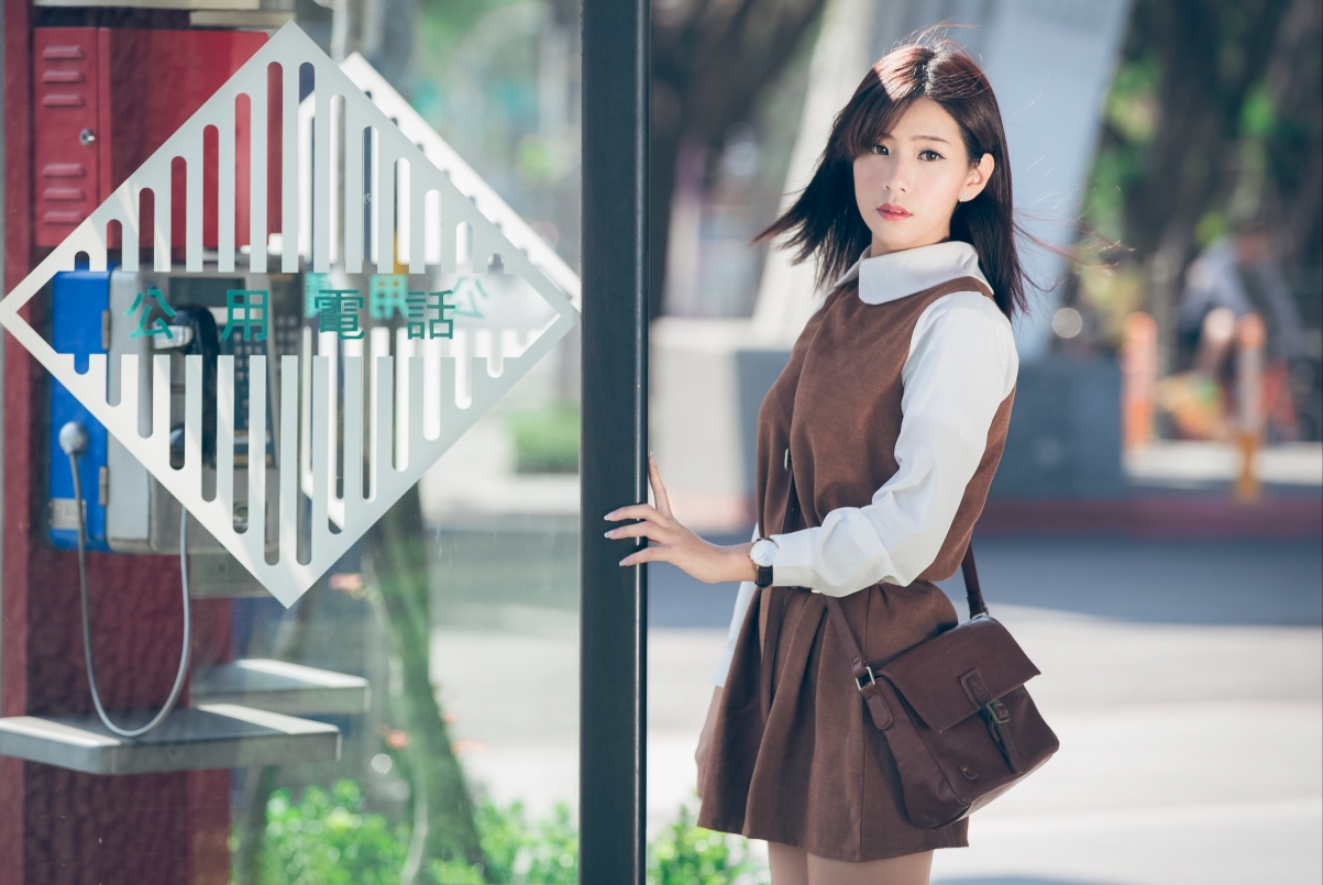 高清美女壁纸大放送，5K公用电话厅美女图片，超高清4K画质，5074x3396尺寸，一键下载！