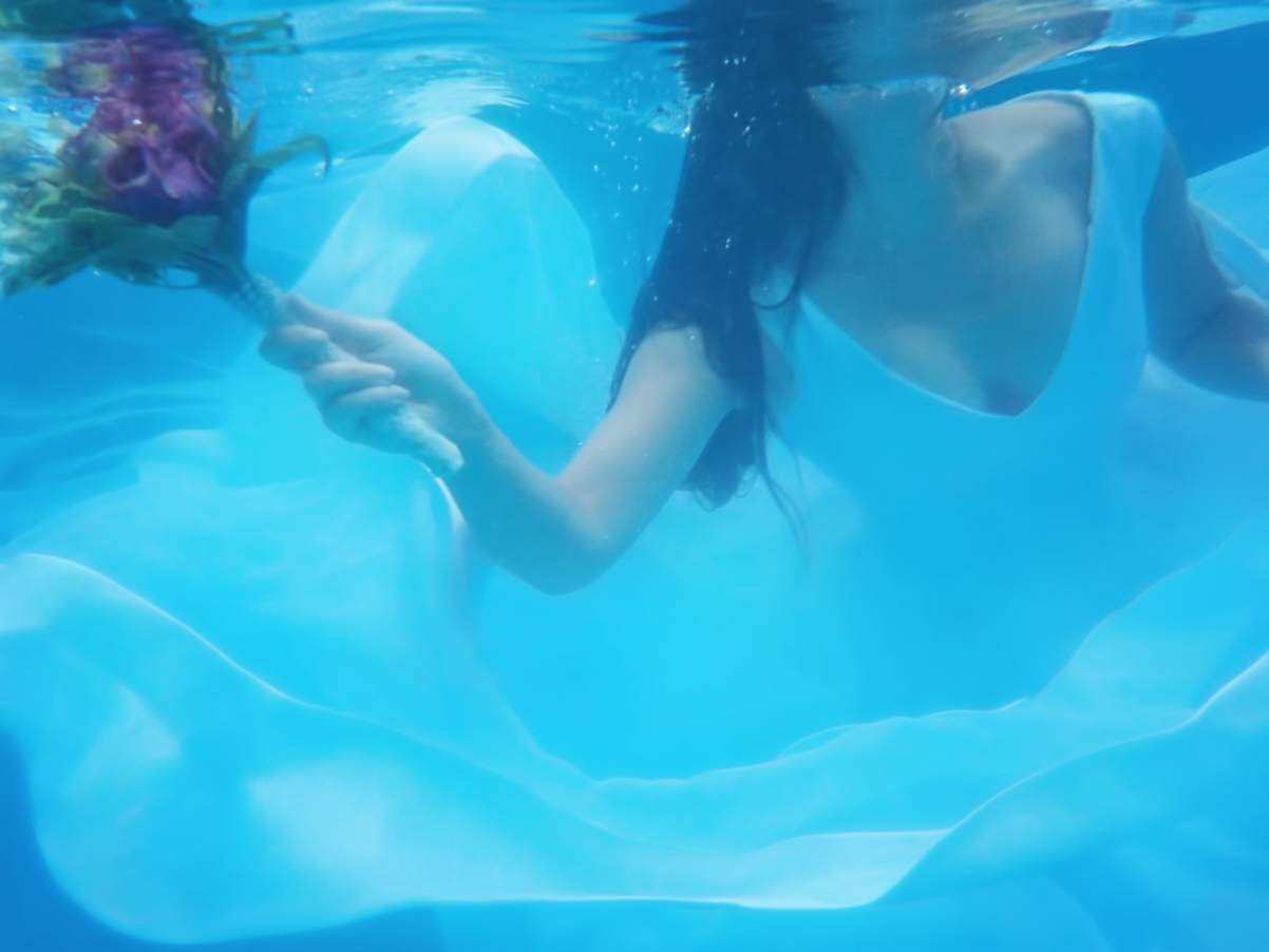 水下梦幻婚纱，新娘连衣裙唯美瞬间，高清4K壁纸欣赏，惊艳美女图片，4160x3120分辨率下载