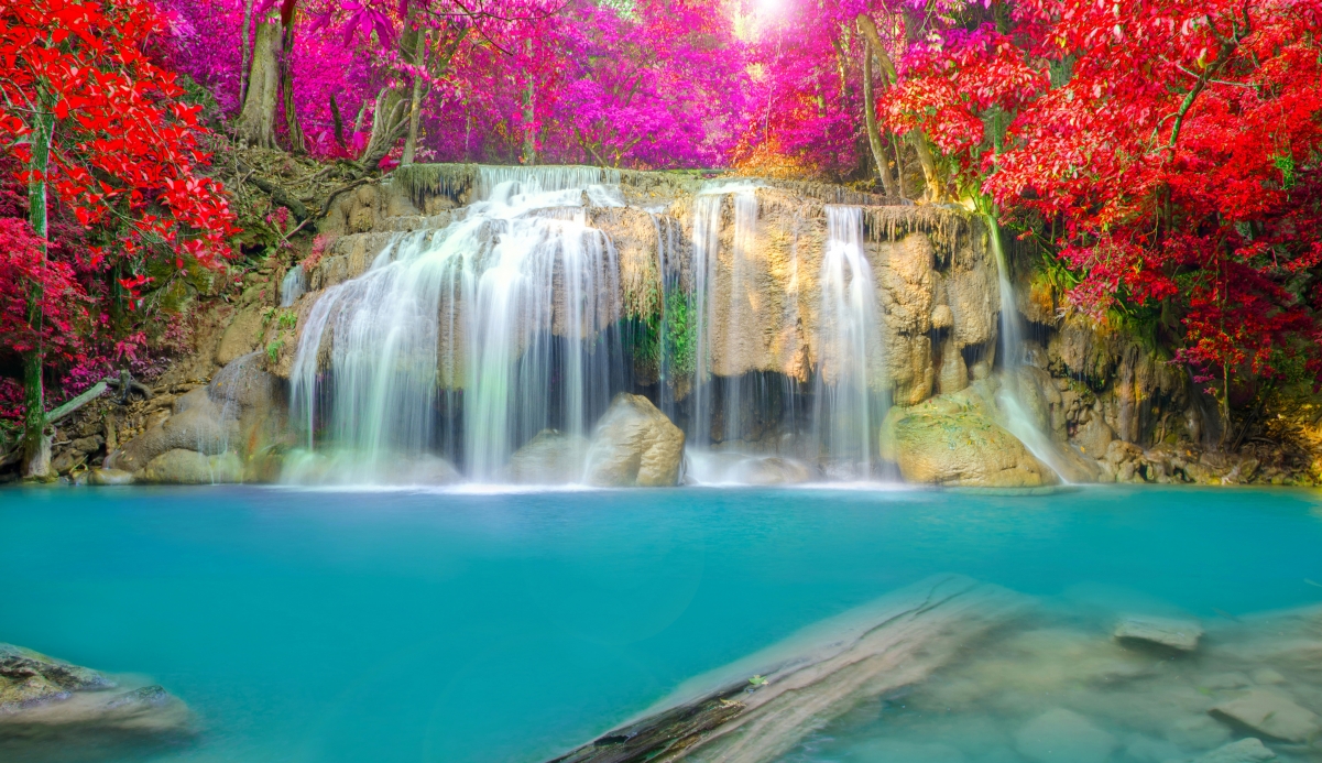 秋日红叶瀑布水景，绝美4K高清壁纸，超清4200x2422分辨率，一键下载！