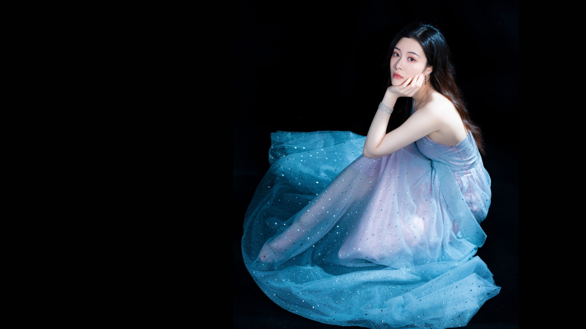 克拉女神百琳，绝美蓝色裙子4K高清壁纸，惊艳养眼，3840x2160分辨率，免费下载