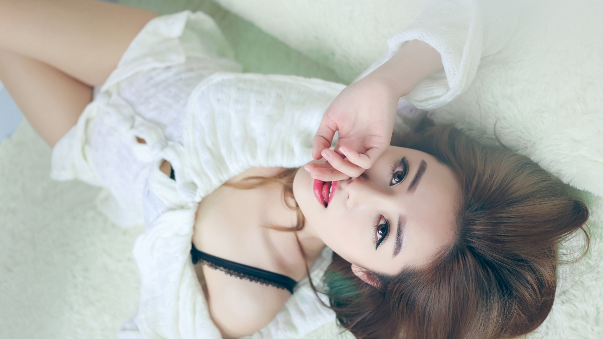 香肩微露，性感睡衣美女，超高清4K壁纸下载