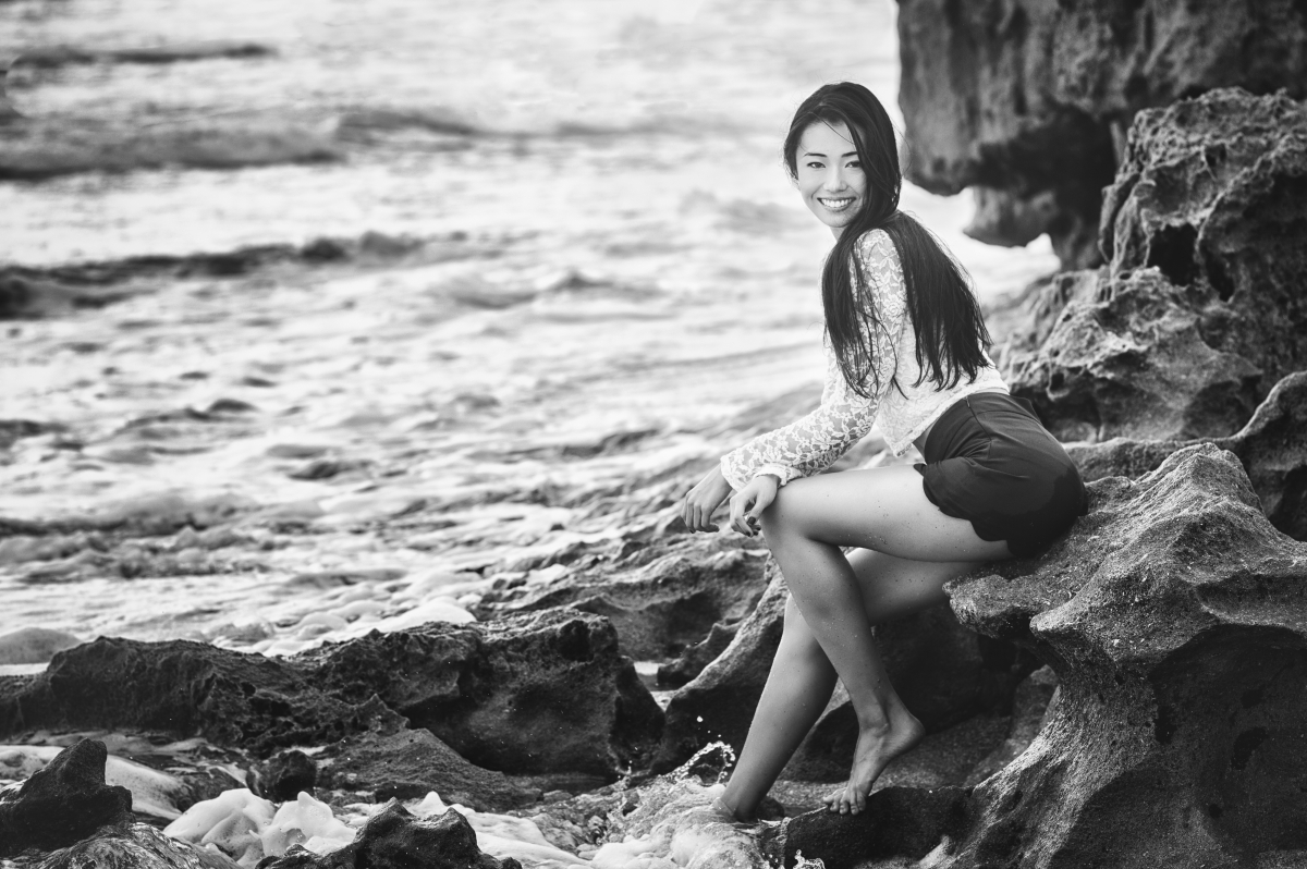 夏日海滩微笑女孩，高清黑白4K美女壁纸，唯美瞬间，4000x2659超高清下载