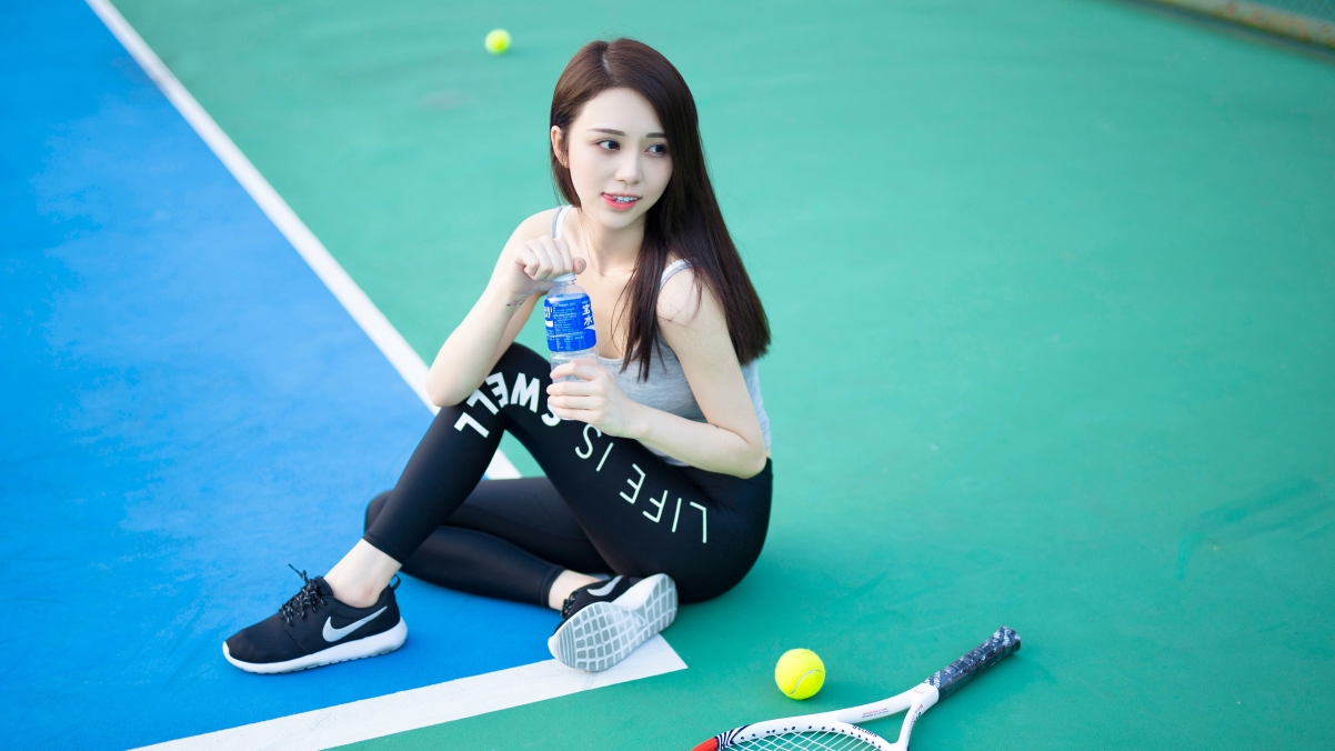 网球场长发美女高清4K壁纸，绝美画面，3840x2160分辨率任你下载