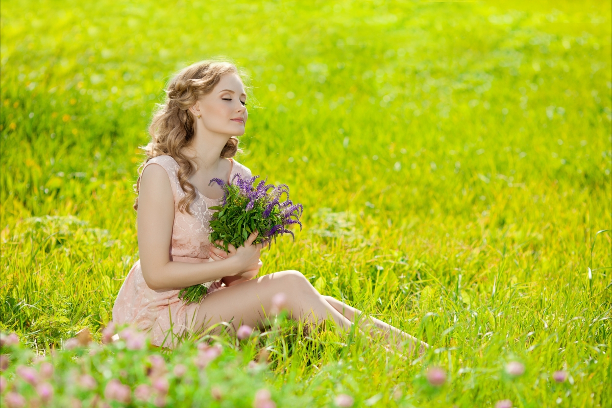性感美女闭眼捧花，高清5K壁纸惊艳呈现，绝美画面5500x3667等你来下载！