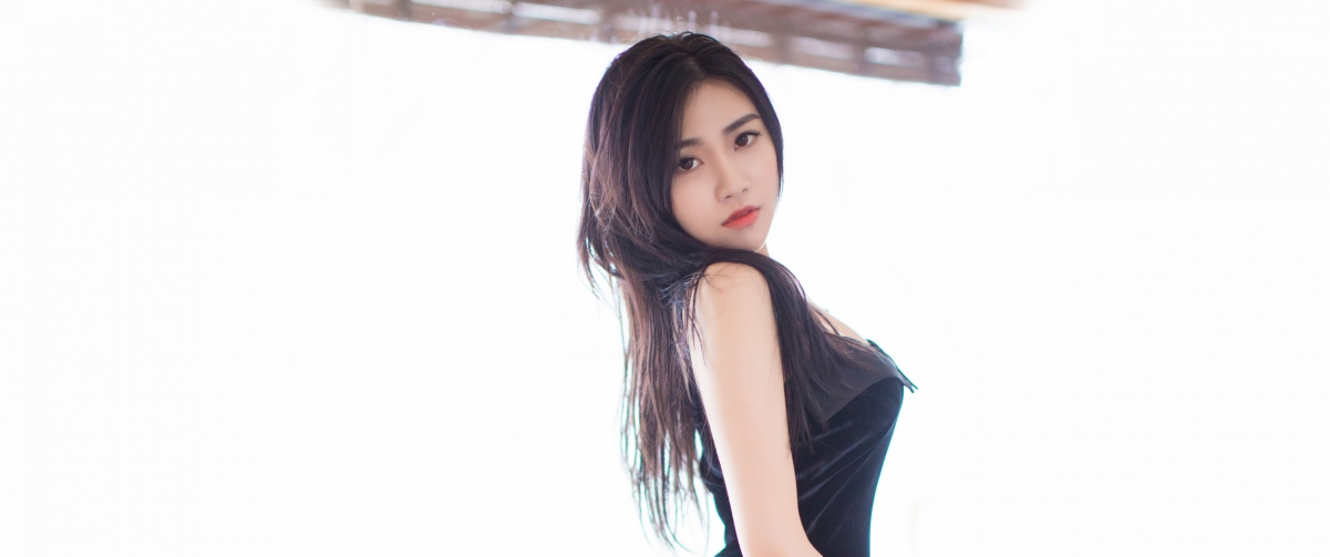 美女模特高清4K壁纸，长发飘逸，绝美画面，3440x1440分辨率，一键下载！