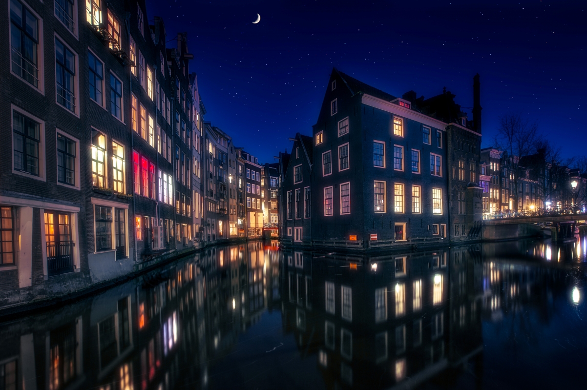 阿姆斯特丹运河夜景，绝美荷兰5K城市建筑风景壁纸，高清4K图片，5160x3429分辨率，一键下载！