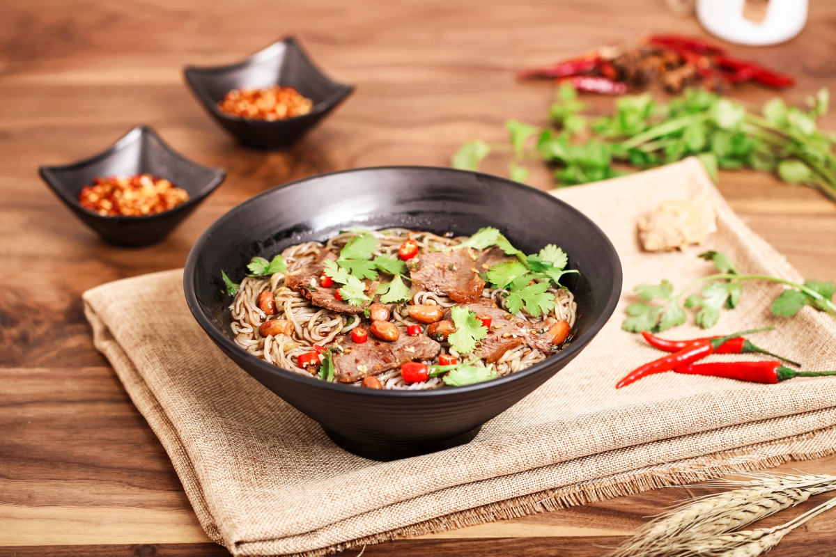鲜味酸辣粉，绝美4K美食图片，高清壁纸4000x2667，一键下载享美食盛宴！