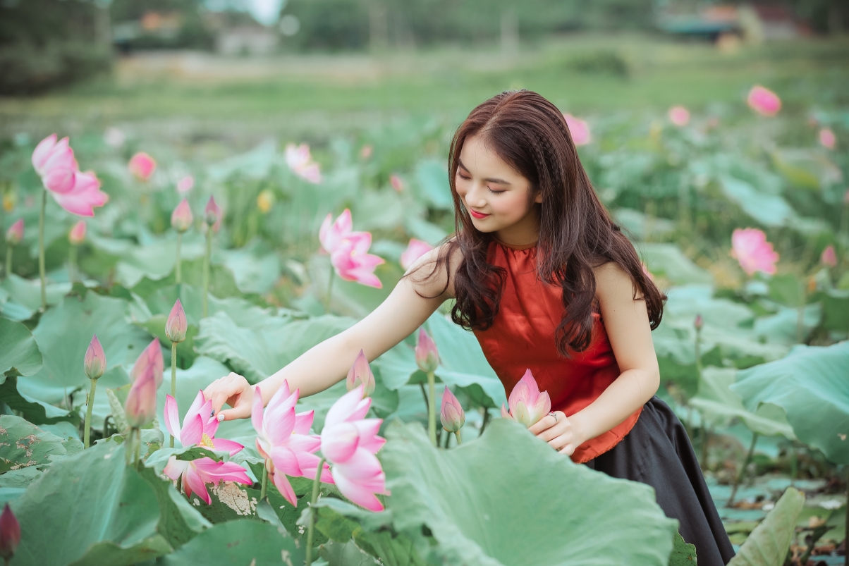 荷花倩影，绝美佳人5K超清壁纸，4K美女图片，高清5760x3840下载