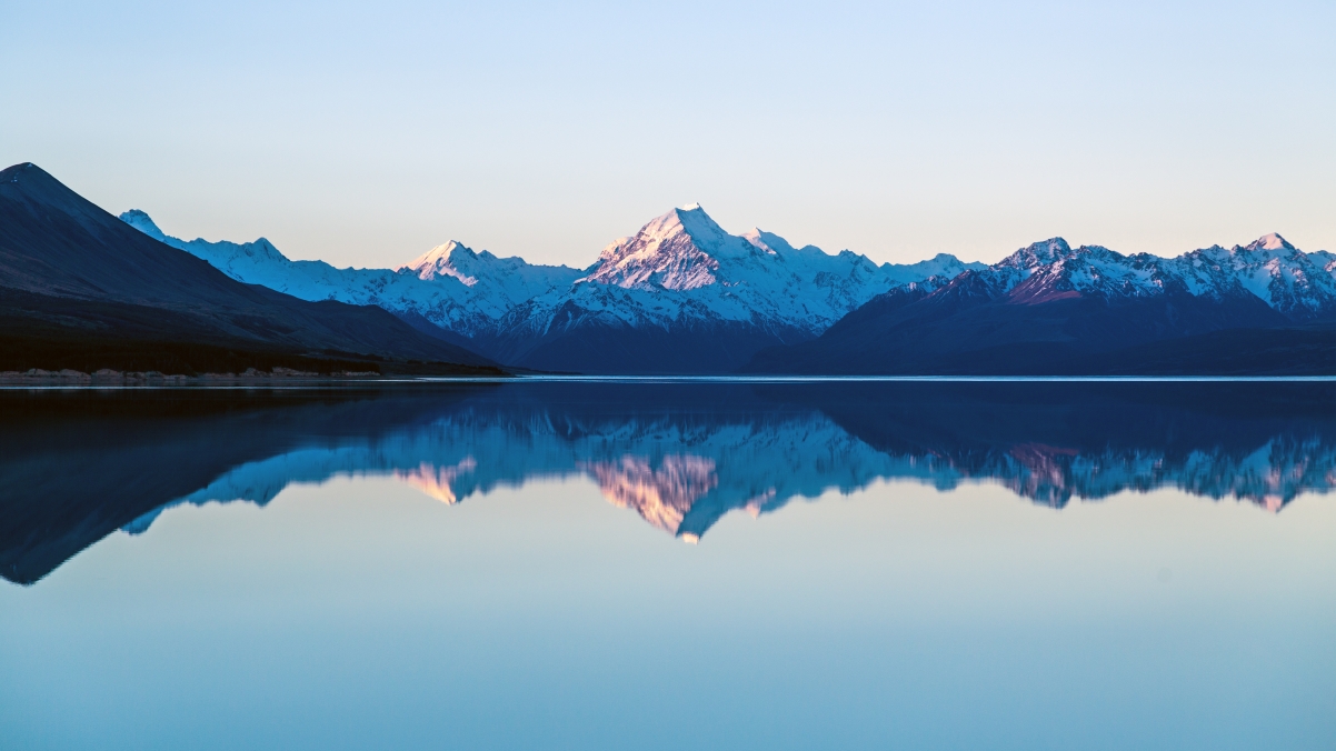 库克山与波卡奇湖群山环绕，静谧湖光，4K高清风景壁纸下载（3840x2160）
