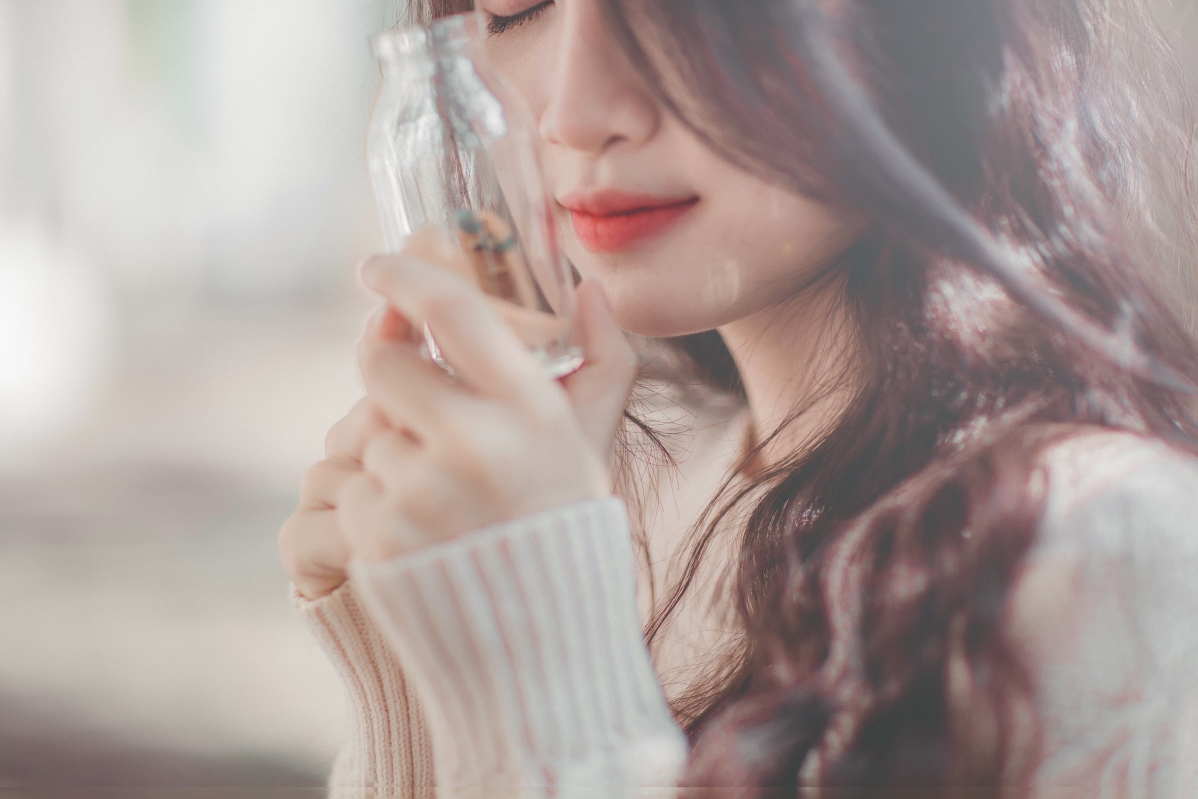 美女玻璃瓶倩影，精选5K高清壁纸，绝美4K图片，5472x3648超高清下载