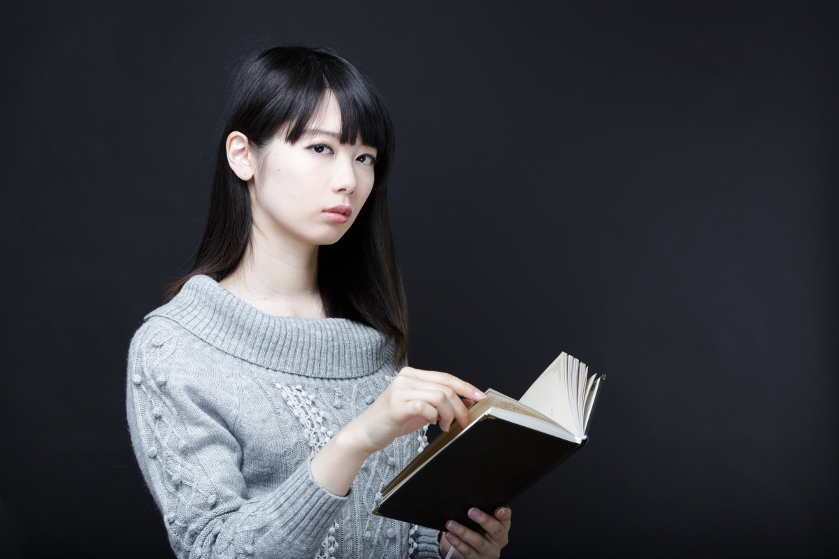 读书女孩4K高清壁纸，绝美人物图片，4000x2667分辨率，一键下载！