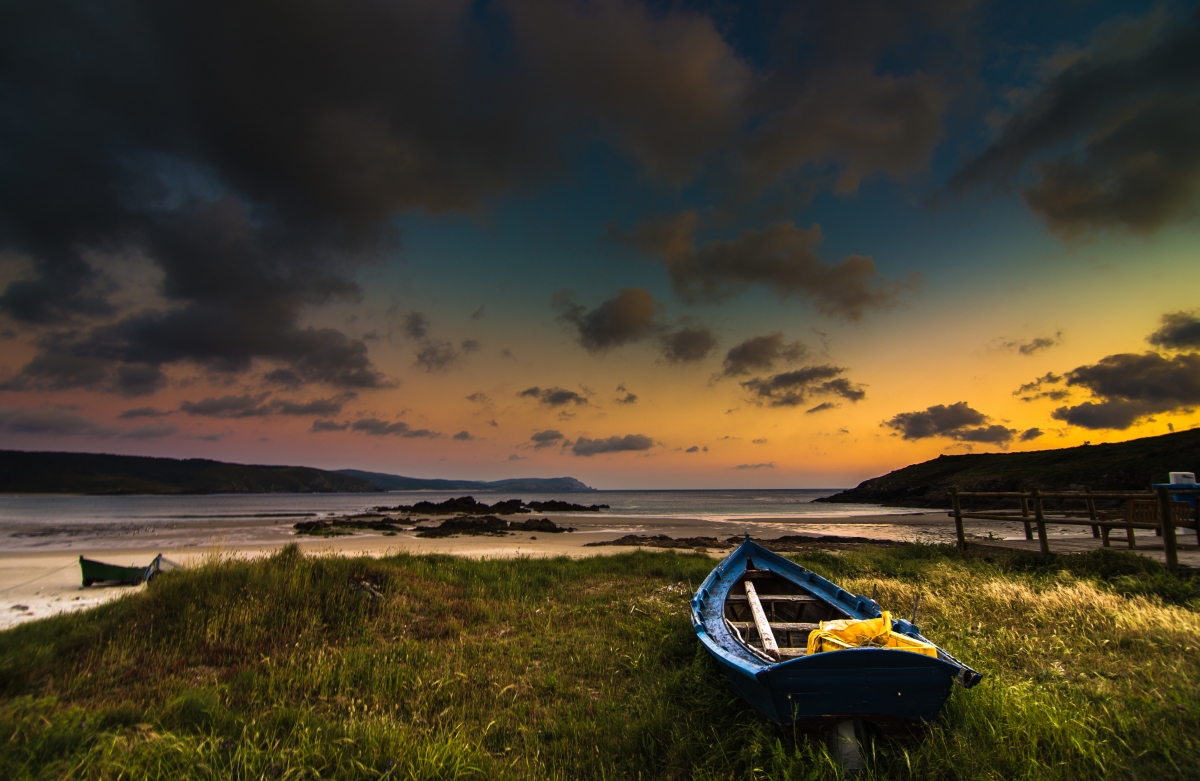 海湾晨曦，海滩与船影共绘的绝美早晨，4K高清风景壁纸，4000x2602像素，免费下载