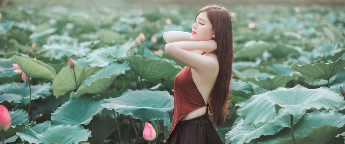 荷花塘中的闭眼长发美女，3440x1440超高清4K肚兜壁纸，一键下载
