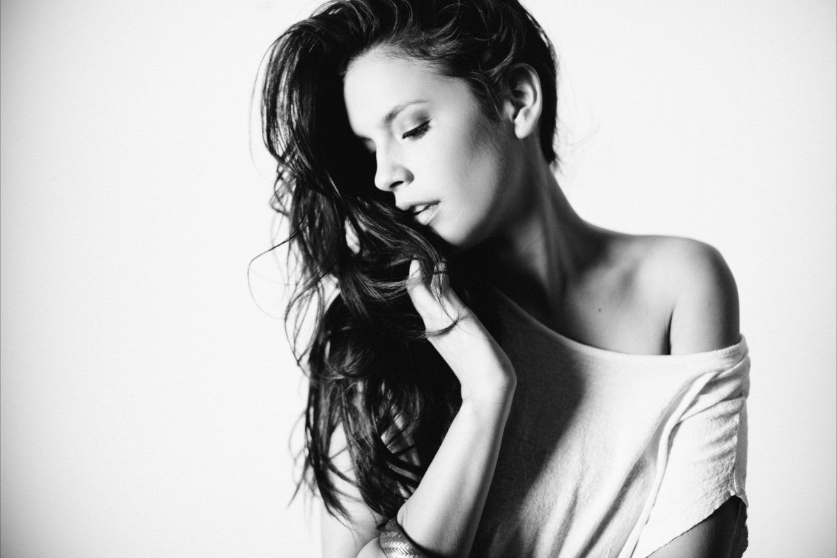 性感美女模特黑白照片，高清5K壁纸，绝美画质，4K美女图片精选，超清5616x3744分辨率，一键下载
