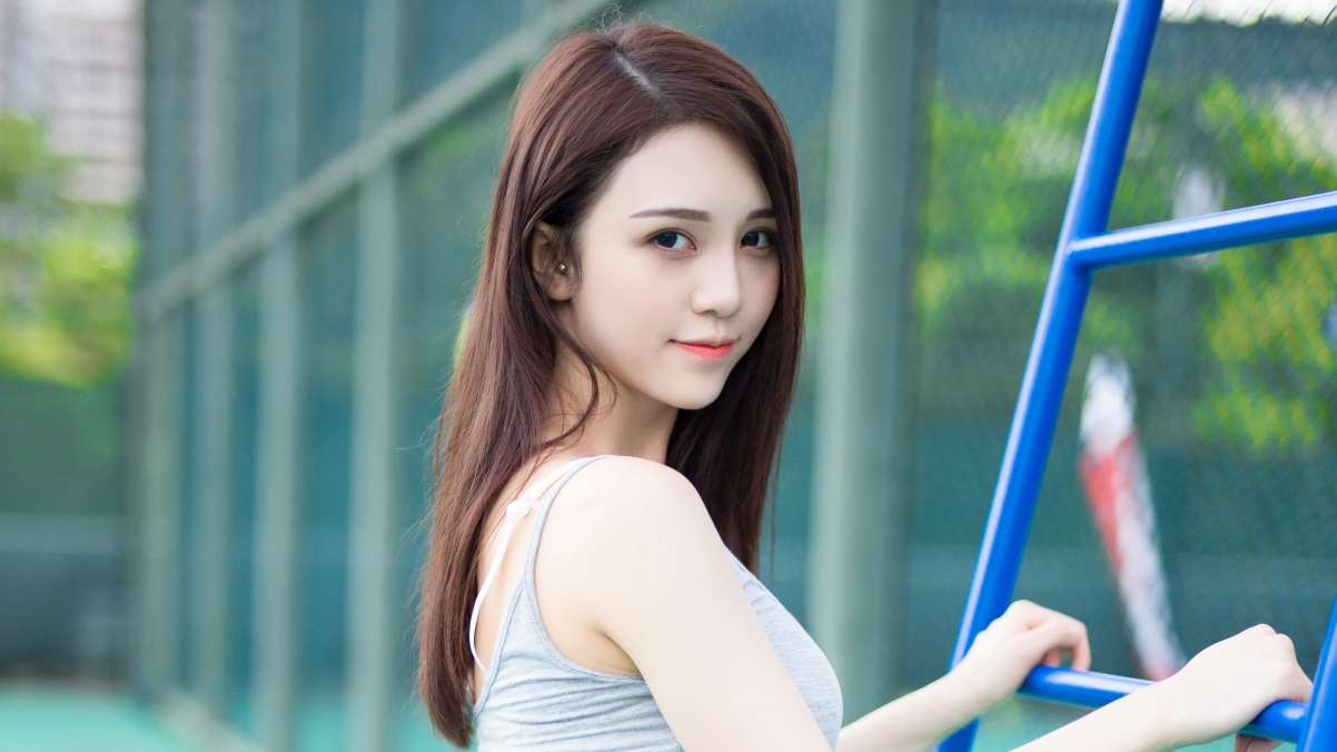 运动美女长发曼妙身姿，4K高清壁纸3840x2160免费下载