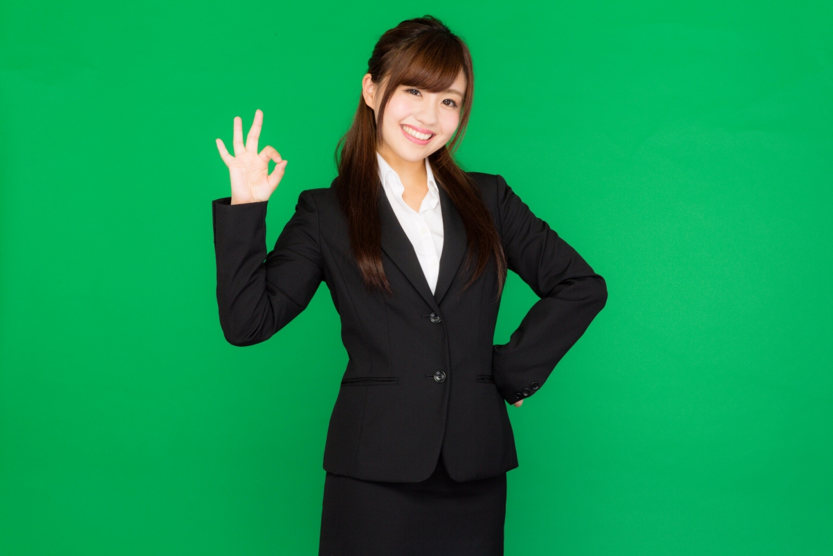 职场女性的OK手势，高清5K人物壁纸，绝美画质，5760x3840像素下载