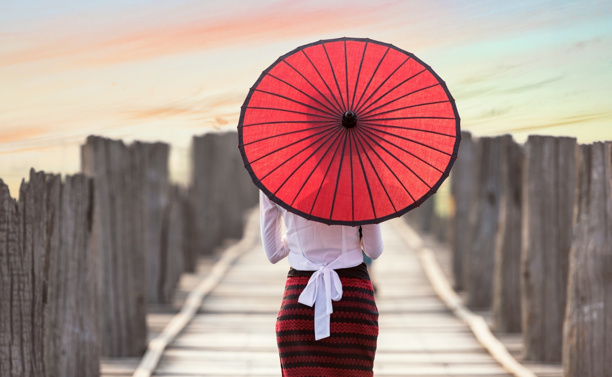 油纸伞倩影，绝美背部4K高清壁纸，4200x2590分辨率，免费下载