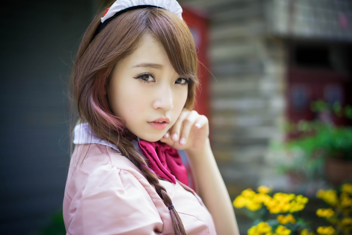 户外艺术照，制服美女高清4K壁纸，绝美画质4000x2670，一键下载！