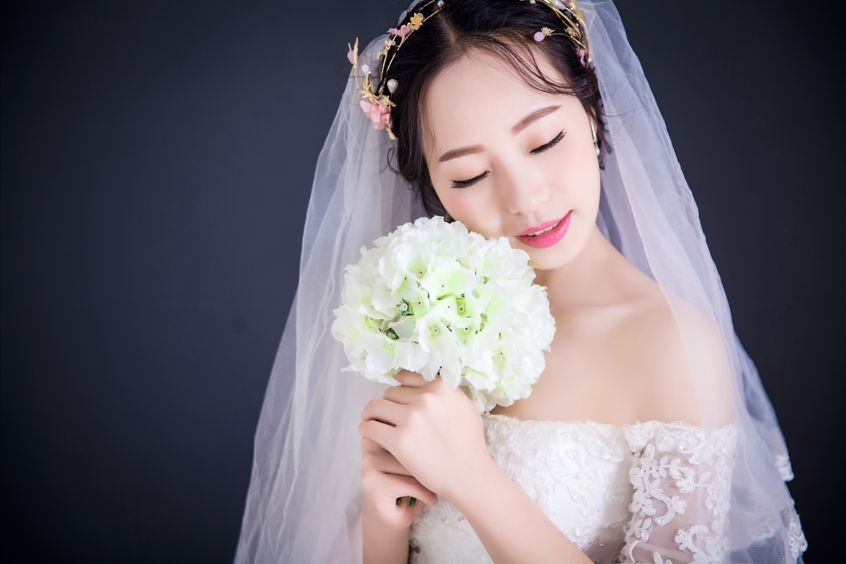 美女婚纱照高清壁纸，鲜花簇拥，新娘风采，5K超清图片下载