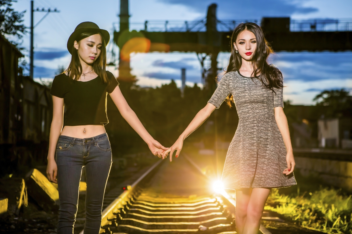 人像摄影精选，铁路旁的年轻美女，高清壁纸下载，绝美画面不容错过！